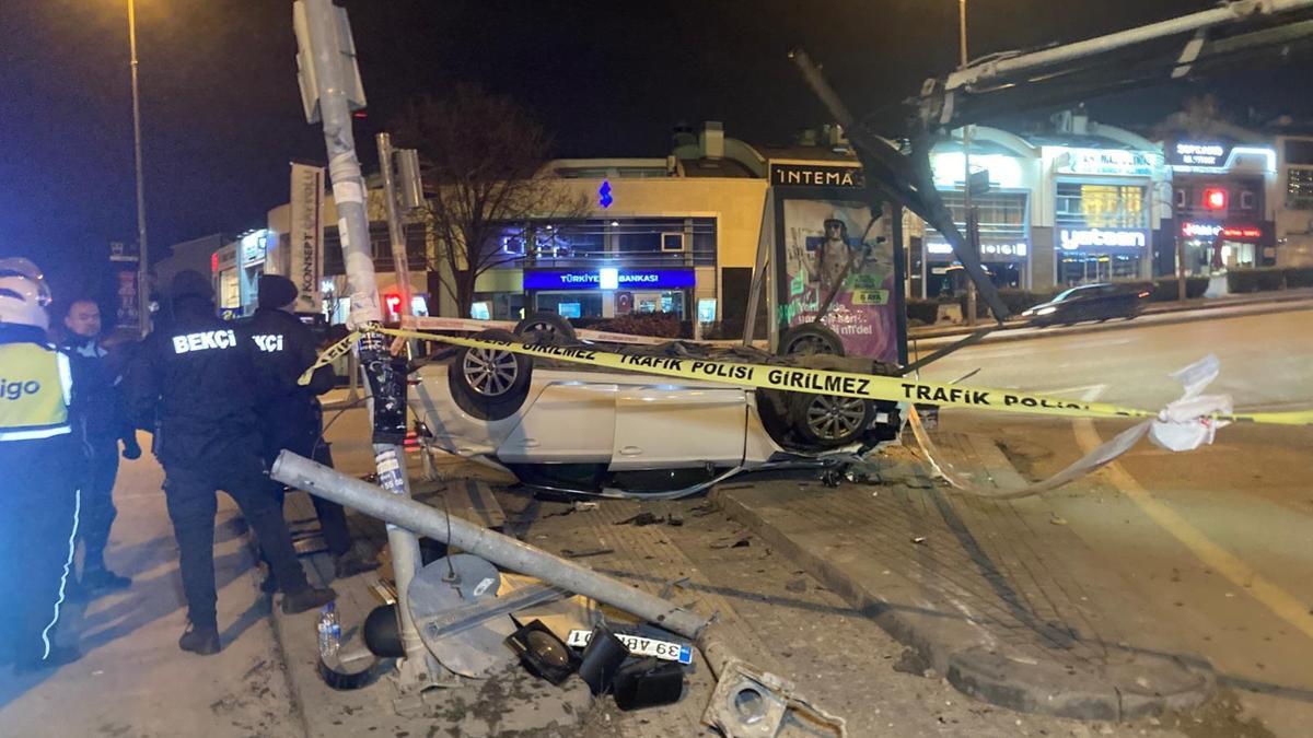 Ankara'da otomobil, motosiklete ve sinyalizasyon direğine çarp