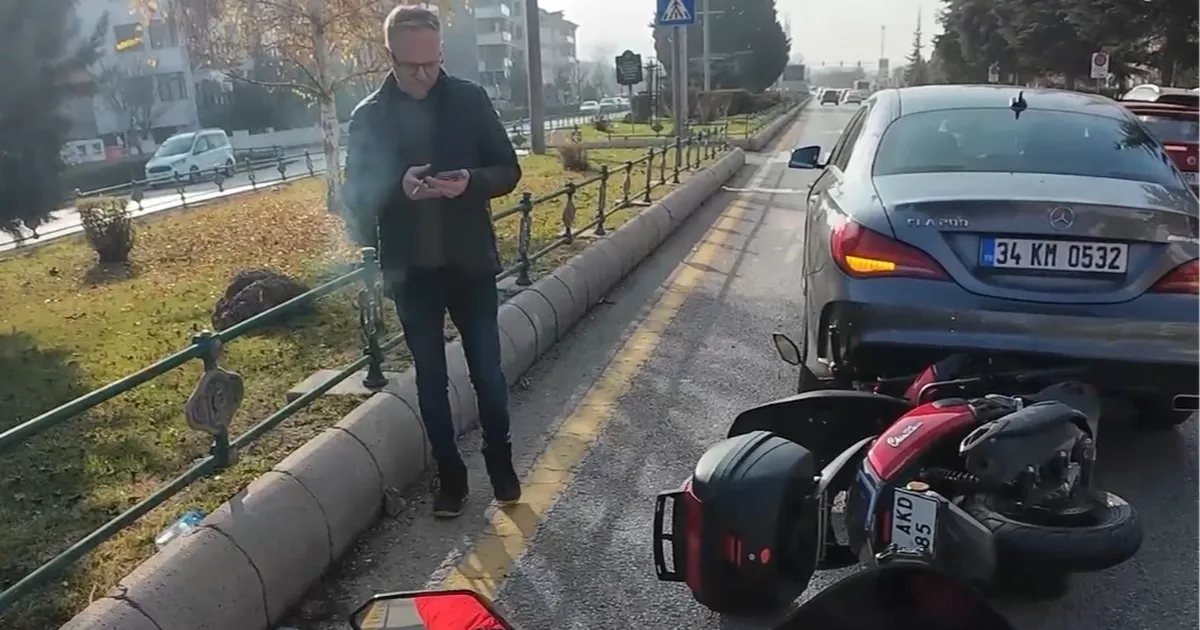 Arac-n-alt-nda-s-k-an-motosiklet-b-yle-kar-ld