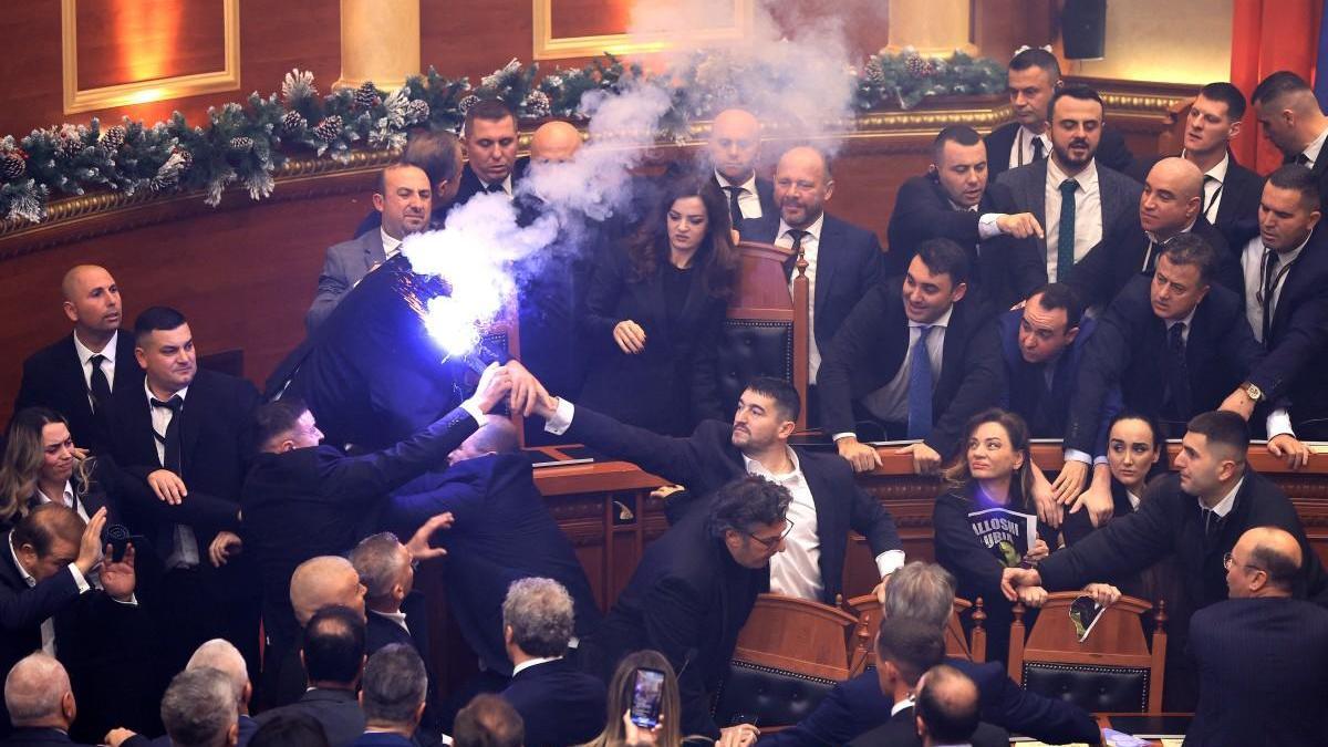 Arnavutluk-ta-meclis-b-yle-kar-t-Me-ale-yak-ld-i-eler-f-rlat