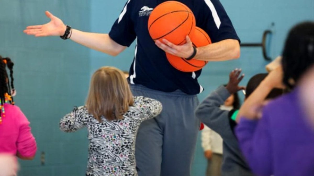 Beden-retmeni-k-z-rencilere-m-stehcen-foto-raflar-g-nderdi-V