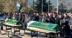 Bursa-da-baba-ve-k-z-yan-yana-topra-a-verildi