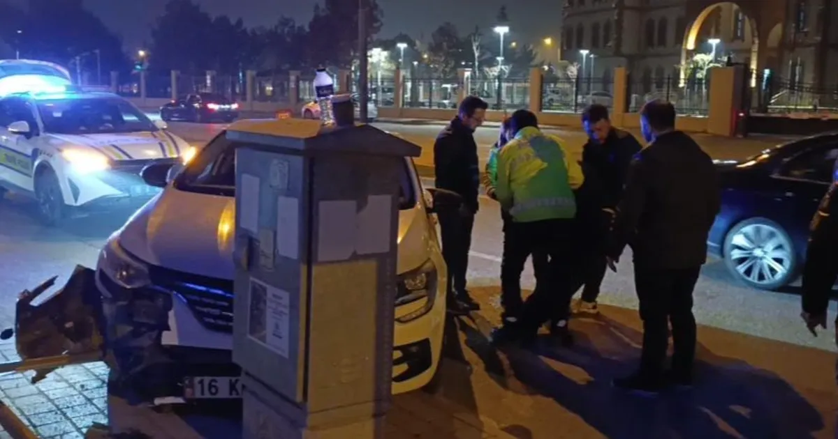 Bursa-da-kontrol-kaybedip-trafik-levhalar-na-arpt-1-yaral