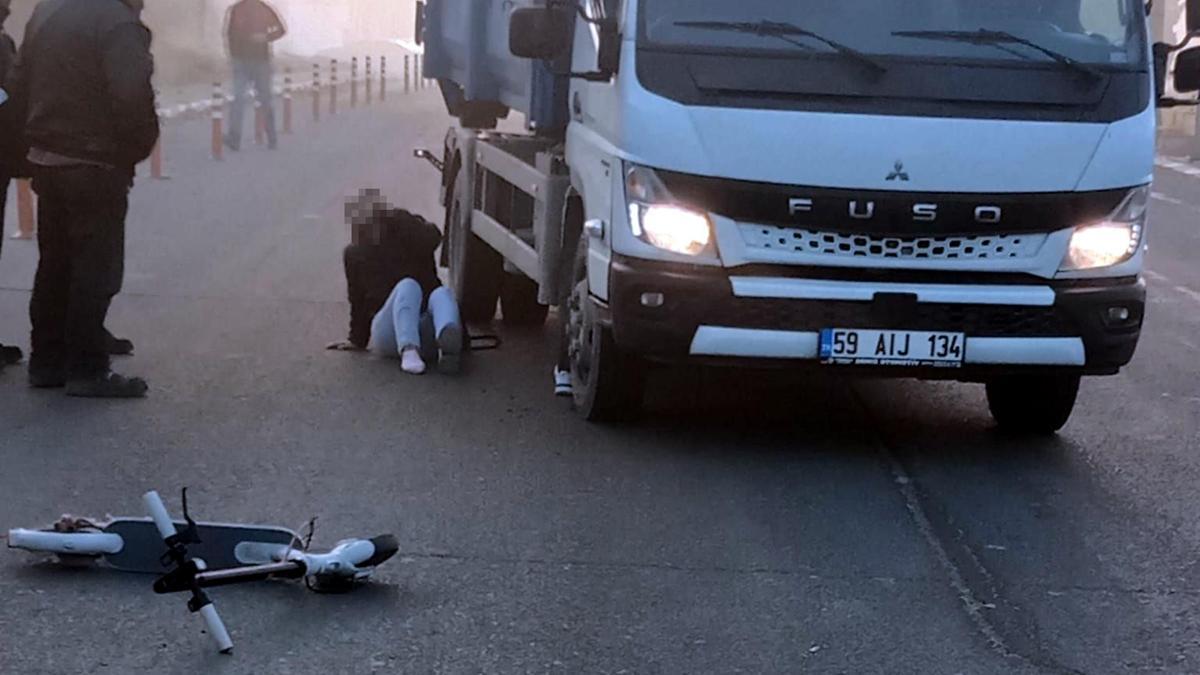 Devrilen skuterin sürücüsünün ayağının üzerinden kamyon