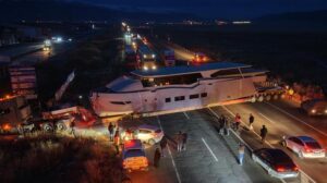 Ekipler-seferber-oldu-L-ks-yat-ta-yan-TIR-kara-yolu-kilitley