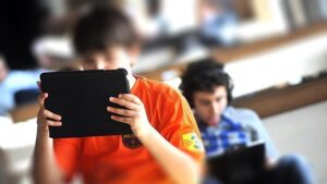 Ekran-b-y-d-k-e-tehlike-derinle-iyor-ocuklar-ve-gen-leri-yut