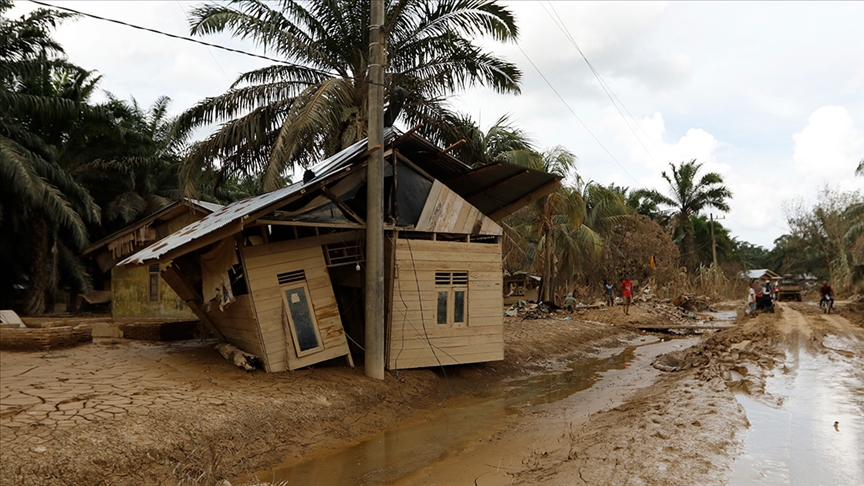 Endonezya-da-iddetli-ya-lar-n-yol-a-t-afetlerde-l-say-s-1030