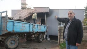 Gezmeyen-giden-aileye-b-y-k-ok-K-yl-ler-evin-kap-s-n-k-r-p-i