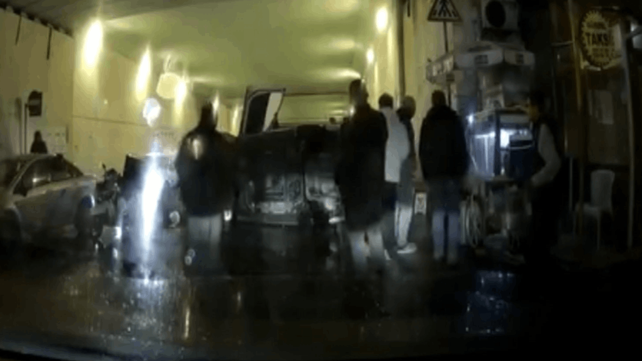 Ka-thane-de-otomobil-ref-je-arparak-devrildi-O-anlar-kamerad