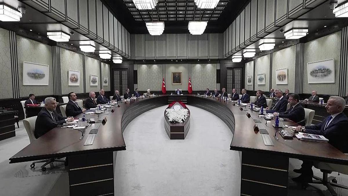 Kabine-bug-n-toplan-yor-te-masadaki-ba-l-klar