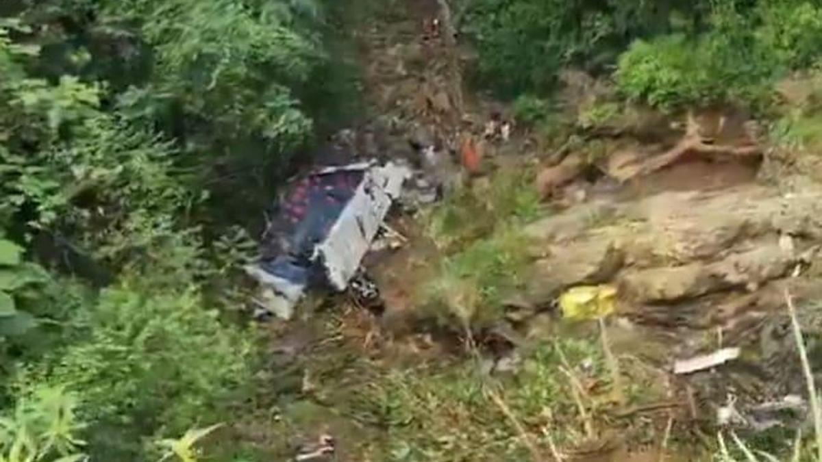 Kolombiya’da otobüs uçuruma yuvarlandı: 17 ölü, 20 yaral.