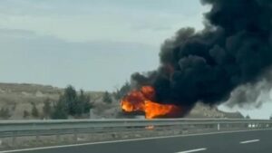 Korku-dolu-anlar-Seyir-halindeki-otob-s-alev-alev-yand