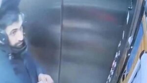 Kuryeden-Atat-rk-portresine-irkin-sald-r-Ya-ananlar-kamerada