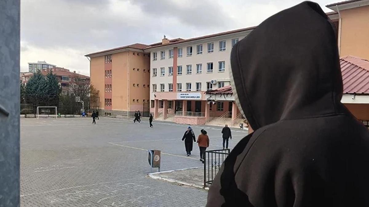 Lisede-skandal-olay-retmen-k-z-rencilere-m-stehcen-foto-raf-