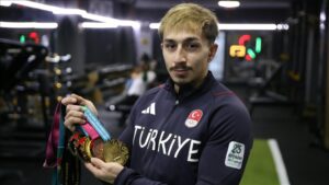 Milli-halterci-Yusuf-Fehmi-Gen-yeni-s-kletinde-ikinci-kez-Av