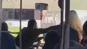 Otob-s-of-r-ile-kad-n-yolcunun-kavgas-kamerada