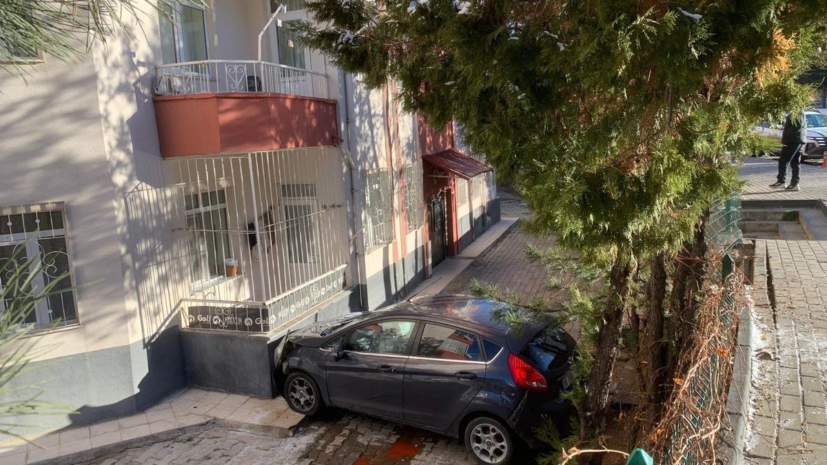 Apartmanın bahçesine uçan otomobildeki 4 kişi yaralandı; ka