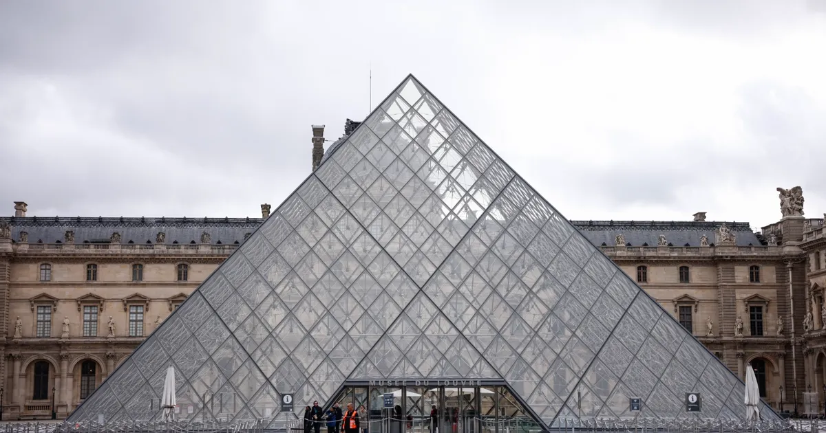 Paris-teki-Louvre-M-zesi-al-anlar-greve-gitti