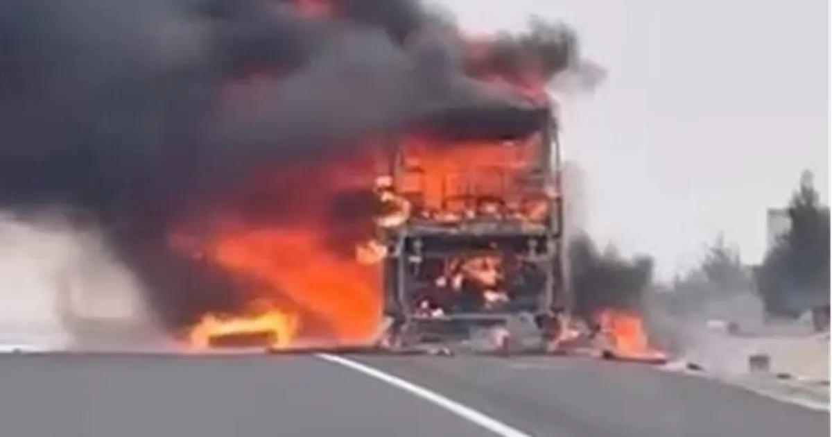 Seyir-halindeki-yolcu-otob-s-alev-alev-yand-25-yolcu-son-and