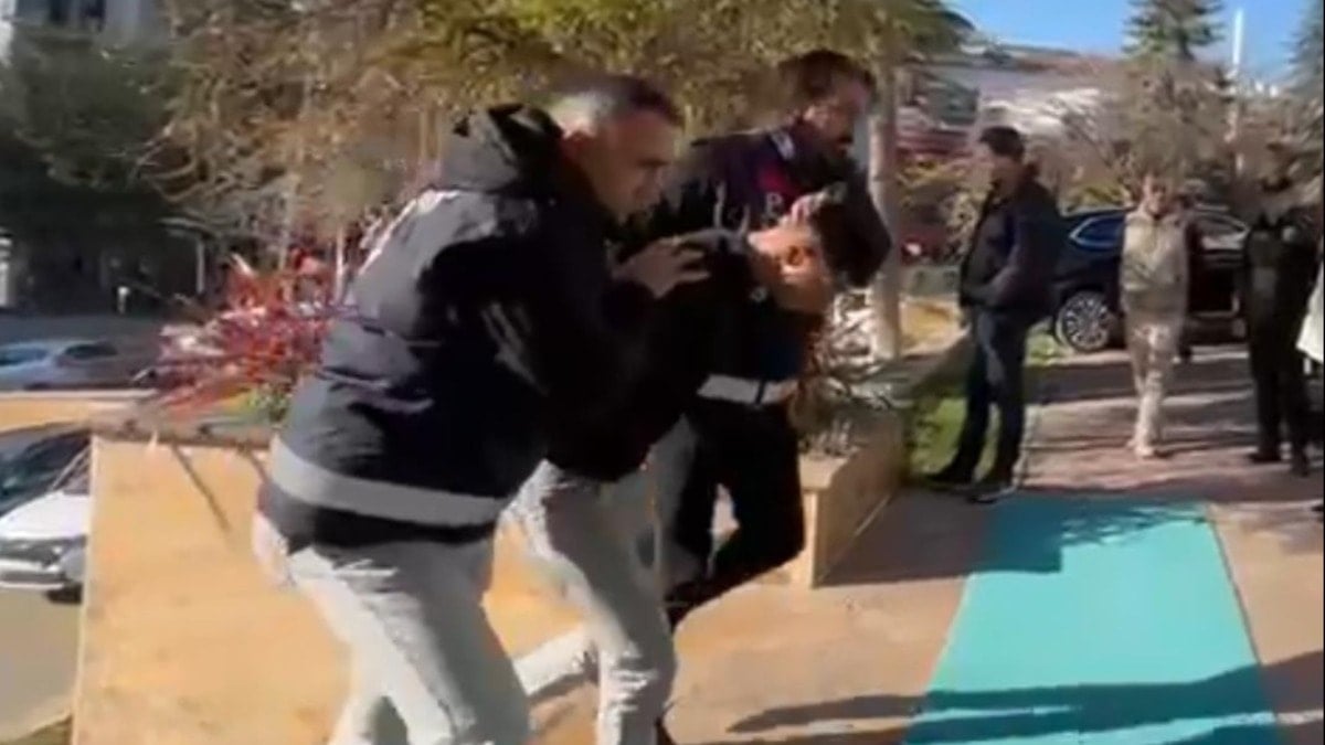 Sokak-ortas-nda-b-aklanm-cesedi-bulundu