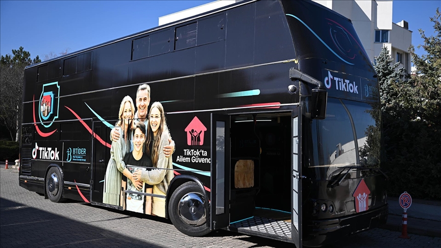 TikTok-ta-Ailem-G-vende-e-itim-otob-s-ba-kentten-yola-kacak
