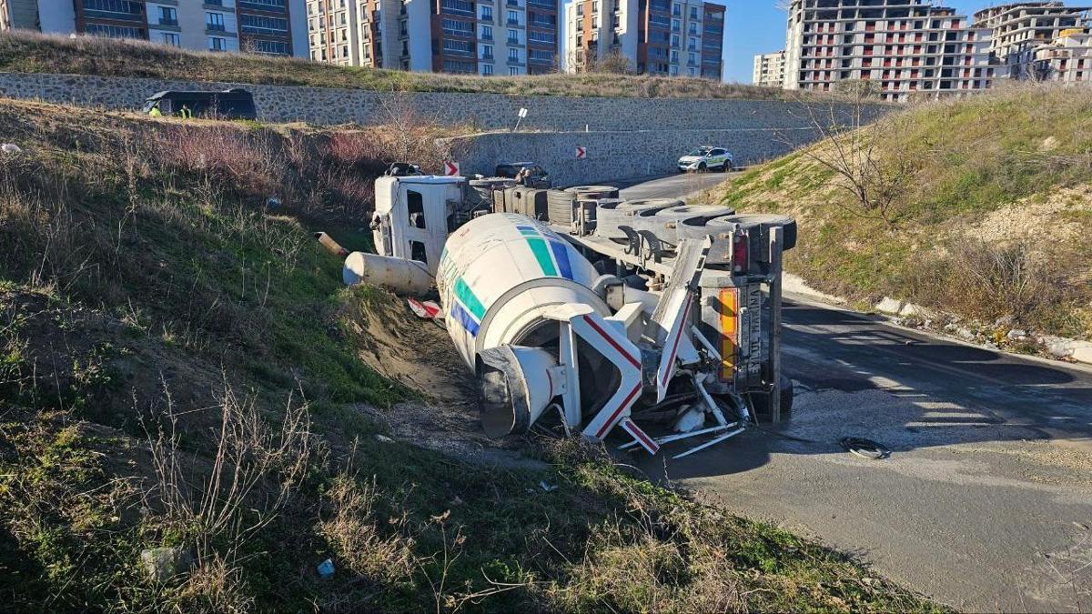 Viraj-alamayan-beton-mikseri-devrildi