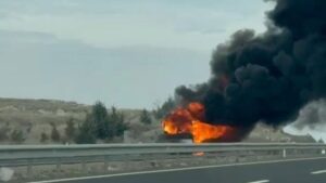 Yer-Ankara-Seyir-halindeki-yolcu-otob-s-alev-ald