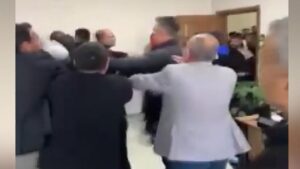 Yumruklar-havada-u-u-tu-Ceylap-nar-Belediyesi-nde-m-d-rlerin