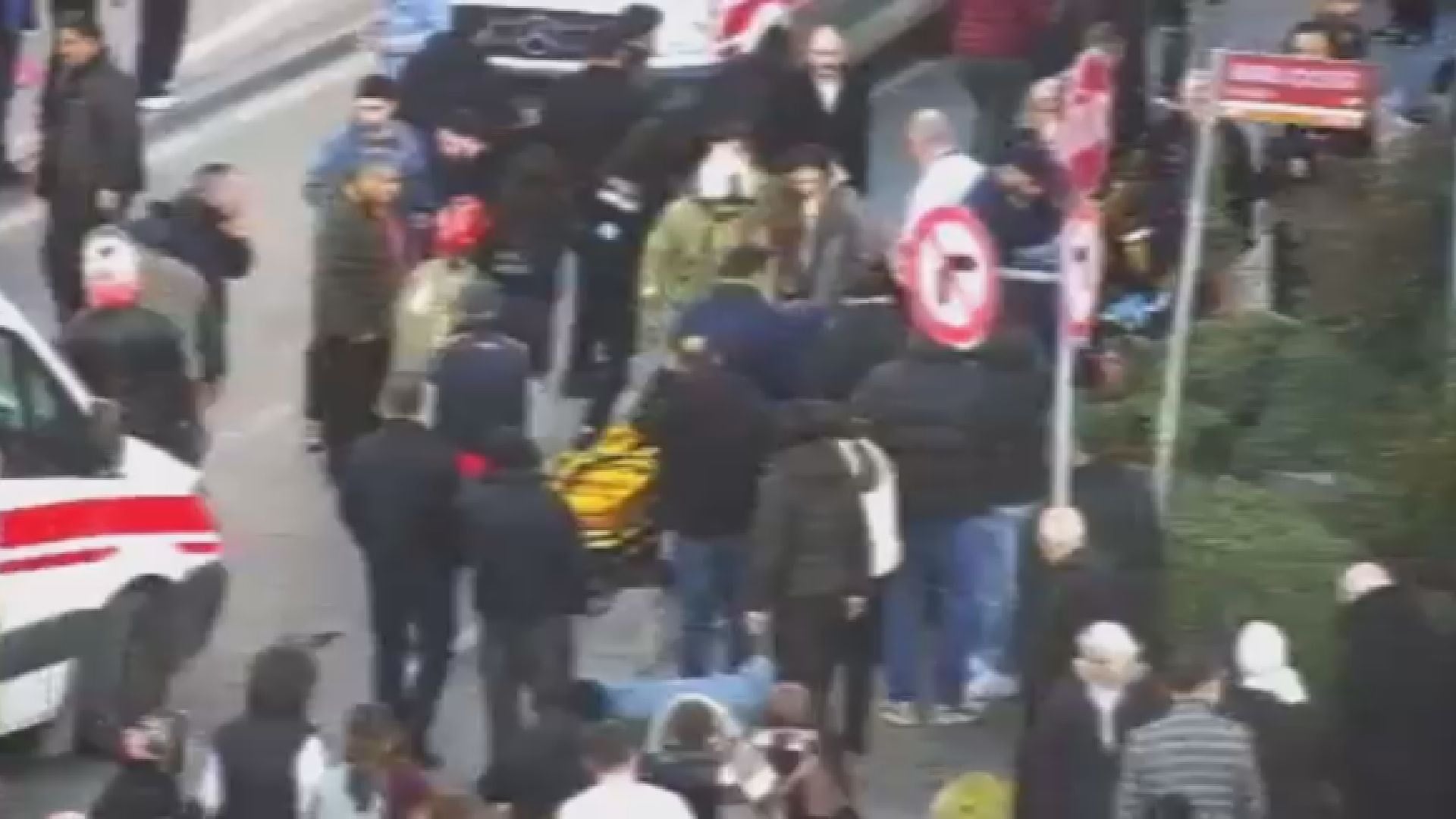 i-li-de-otomobil-yayalar-ezdi-ge-ti-l-ve-yaral-lar-var