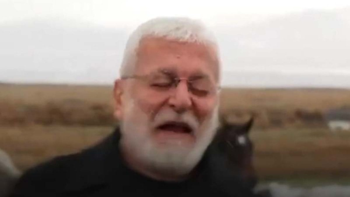 nl-sanat-Onur-Ak-n-a-klip-ekiminde-at-arpt