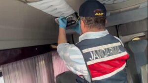 İstanbul - Eyüpsultan’da operasyon: Servis aracında piyasa