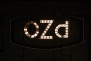 Özgür Özel'in Rakı Kadehiyle Verdiği Görüntü