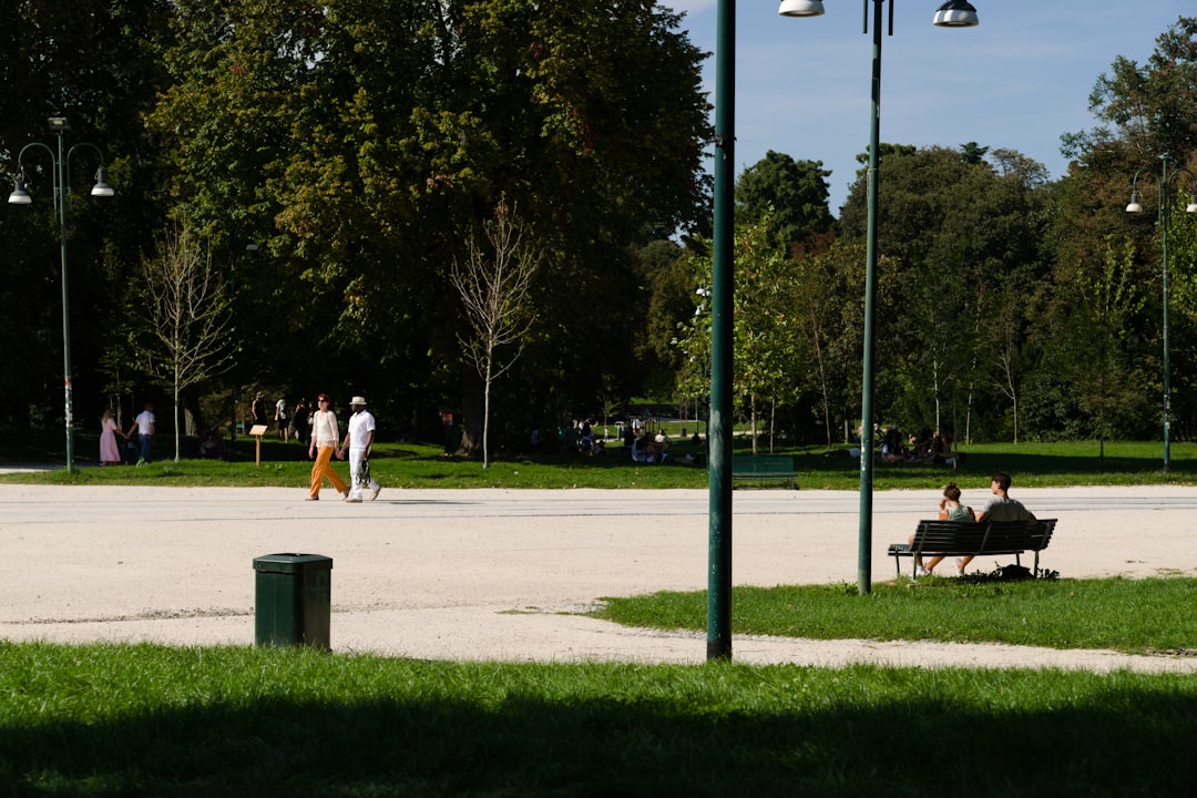 Başakşehir'de Park Halindeki Tırın Kayarak 5 Araça Çarpması