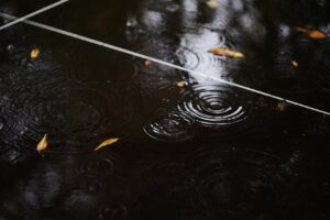 Beylikdüzü'nde Yağış Nedeniyle 2 Daire ve Asansör Boşluğu Suyun Altı