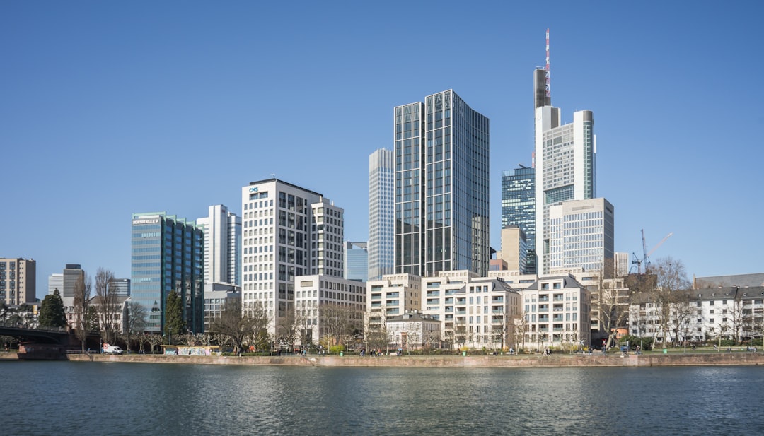 Deutsche Bankın Frankfurt ve Berlin şubelerinde "kara para aklama" şüp