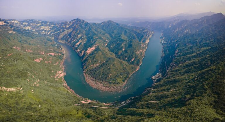 Erzincan'daki Göyne Barajı Soğuk Havalarda Dondu