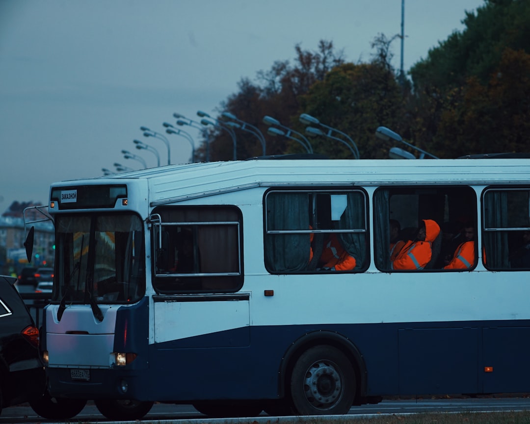 Esenler'de İETT Otobüsü Park Halindeki Otomobillere Çarpması