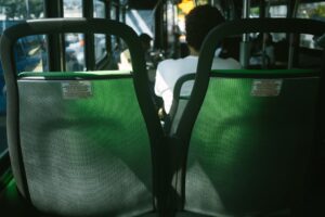 İstanbul'da Yolcu Otobüsünün Çarptığı Otomobil Gişede Sıkıştı