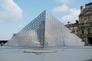 Louvre Müzesi Ziyarete Kapalı