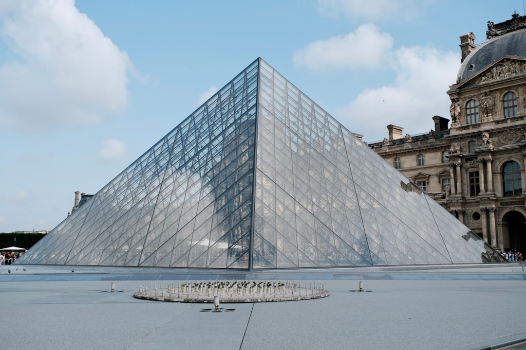Louvre Müzesi Ziyarete Kapalı