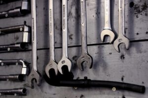Metal Sektöründe İşçi için Pazarlık Düzenliyor