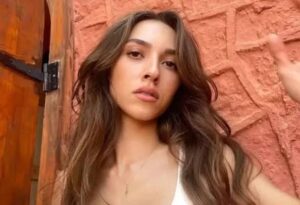 Zeynep Parla Kimdir?