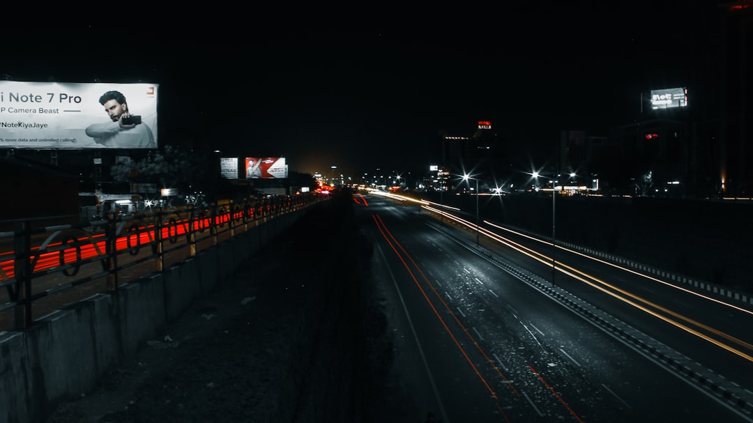 Şanghay'da Yol Çöktü: Devasa Çukur Oluştu