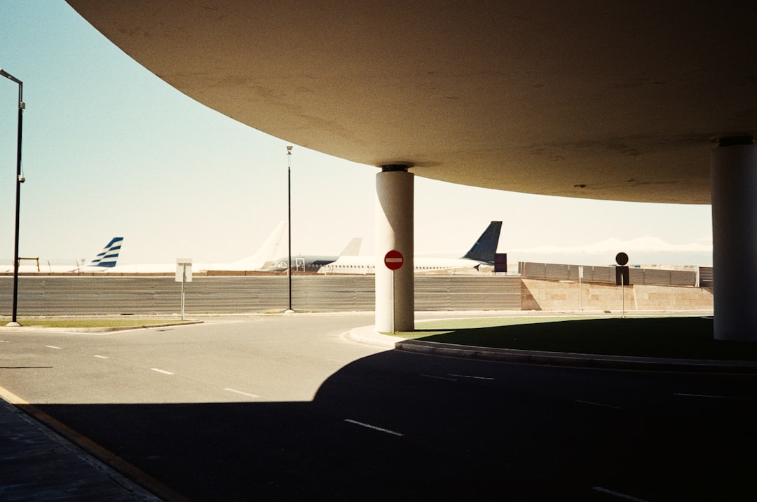 İSTANBUL HAVALIMANI'NDA BOĞAZINA YİYEKÇE KAÇAN KADIN KURTARILDI