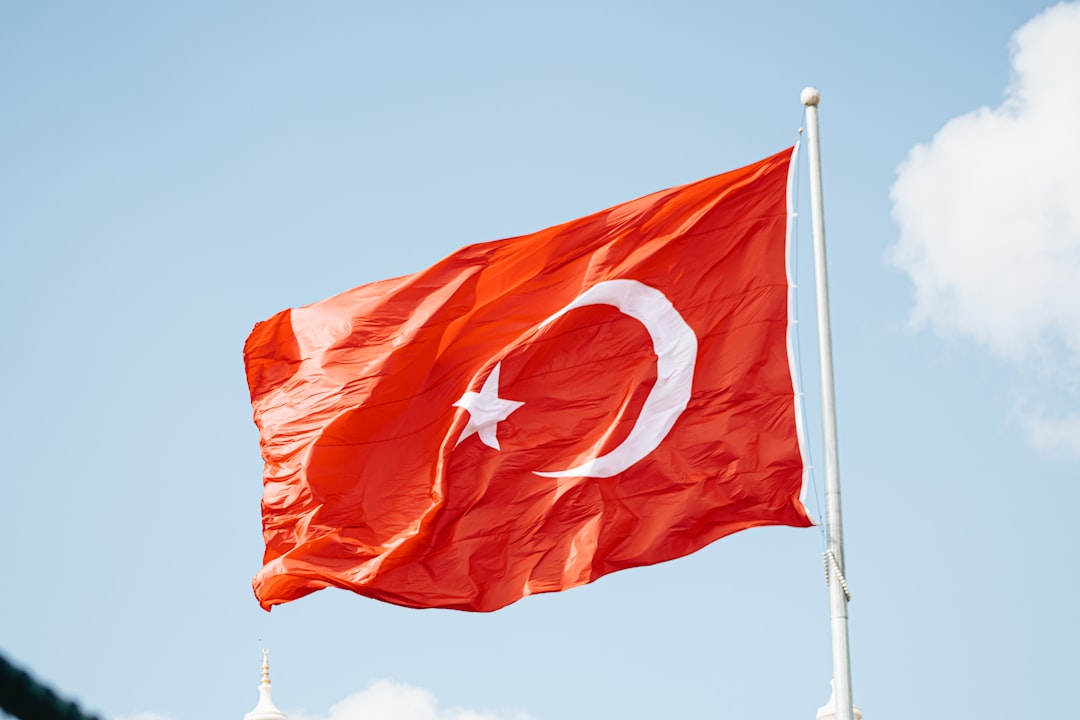 Türk Bayrağını Sökerek Yerde Sürükleyen Şüpheli Gözaltına Alındı