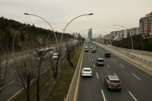 Freni Boşalan TIR'ın Virajda Devrildiği Kaza Kamerada