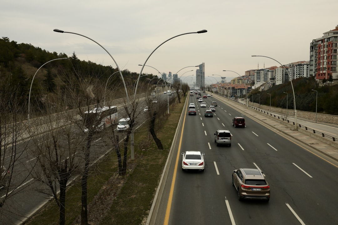 Freni Boşalan TIR'ın Virajda Devrildiği Kaza Kamerada