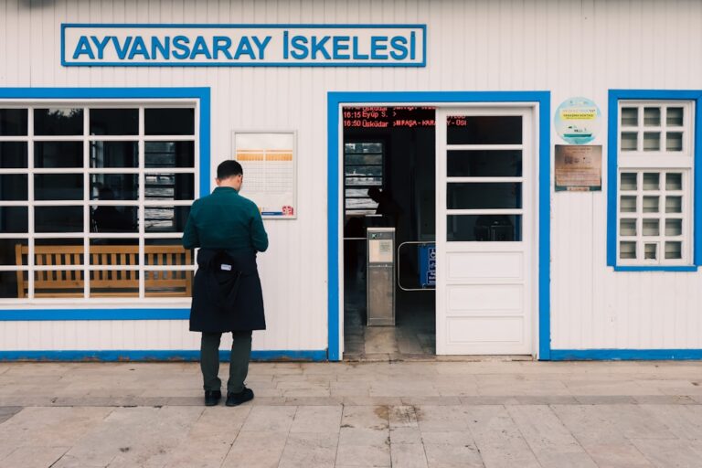 Türkiye'den İran'a 6 TIR İlaç ve Tıbbi Malzeme Yardımı